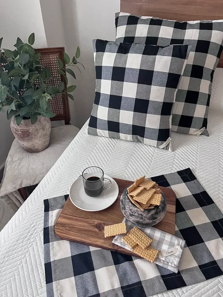 Fundas de cojín 45x45 de cuadros negros sobre la cama (Ébano)