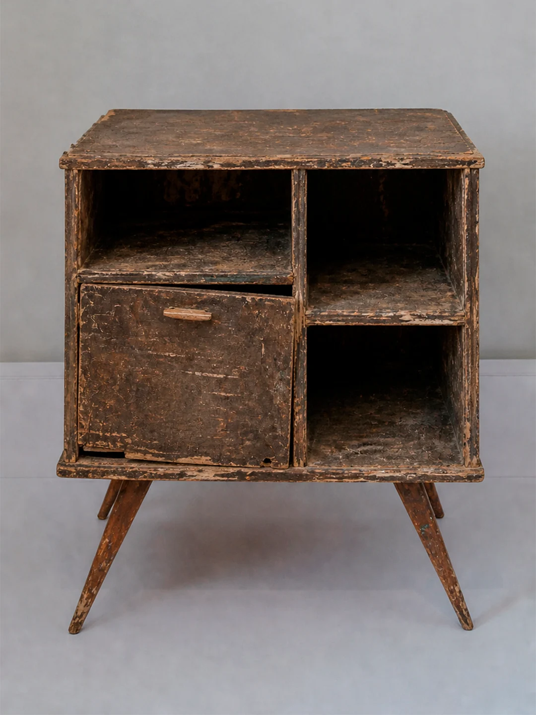 Mueble de madera antes de la restauración artesanal