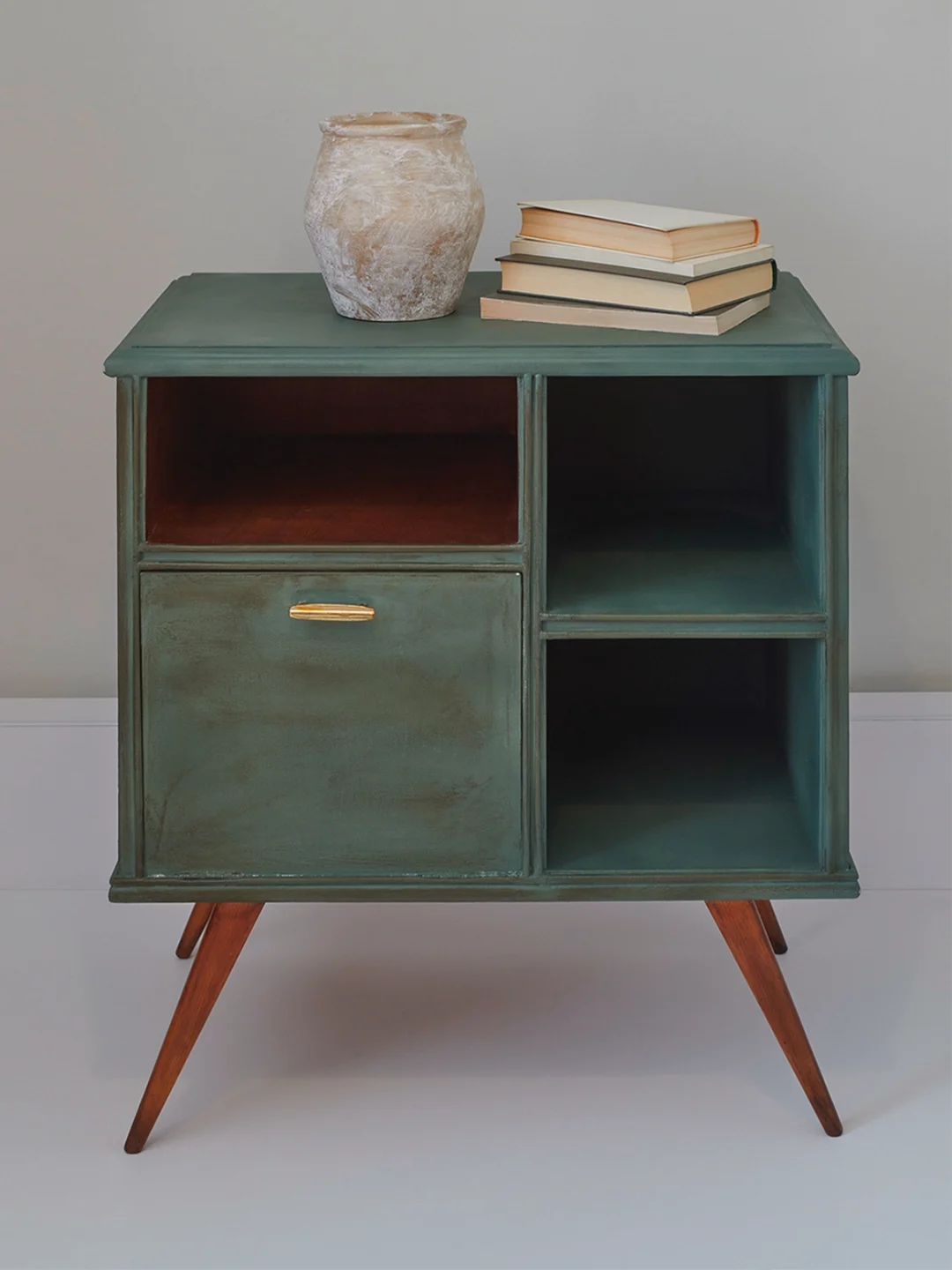 Mueble de madera restaurado a mano por Cercana — acabado eucalipto