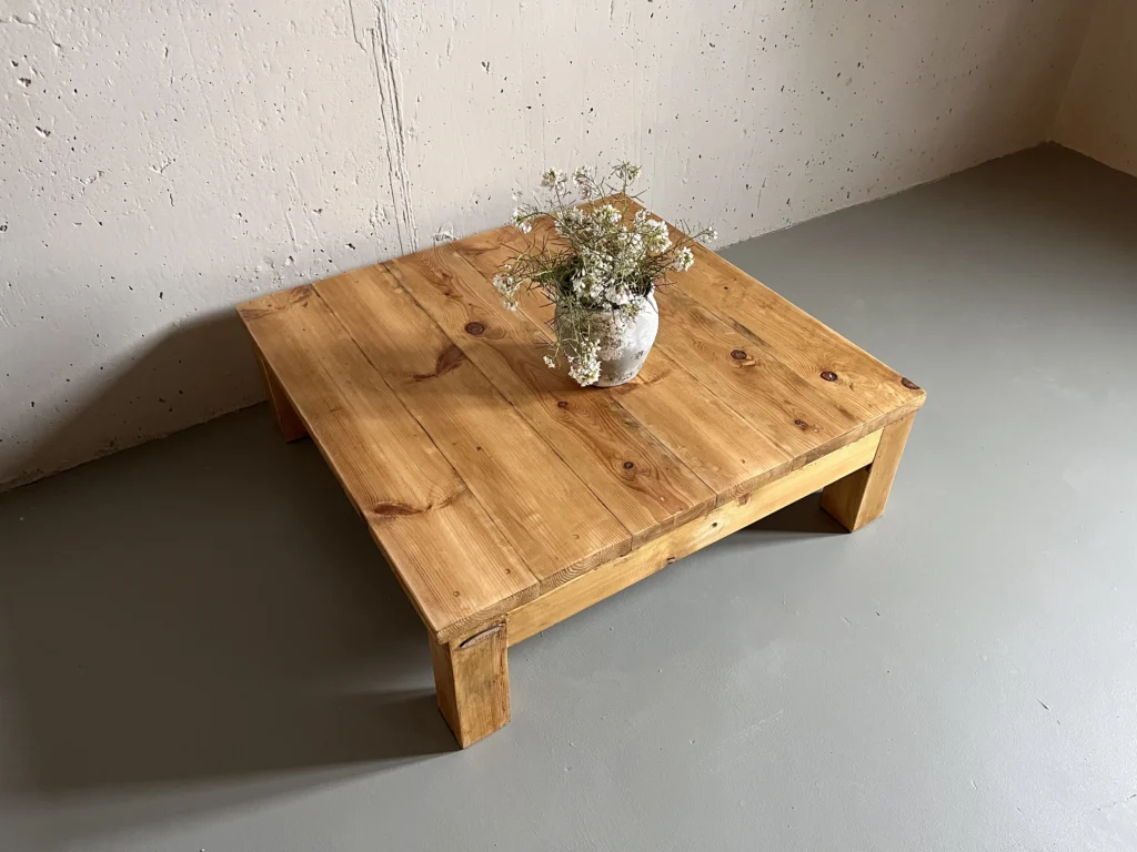 Mesa baja de madera maciza restaurada a mano