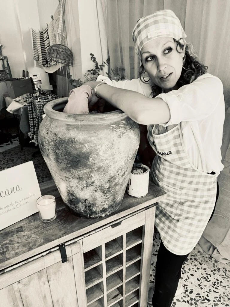 Ana, fundadora de Cercana, taller de decoración artesanal en Murcia